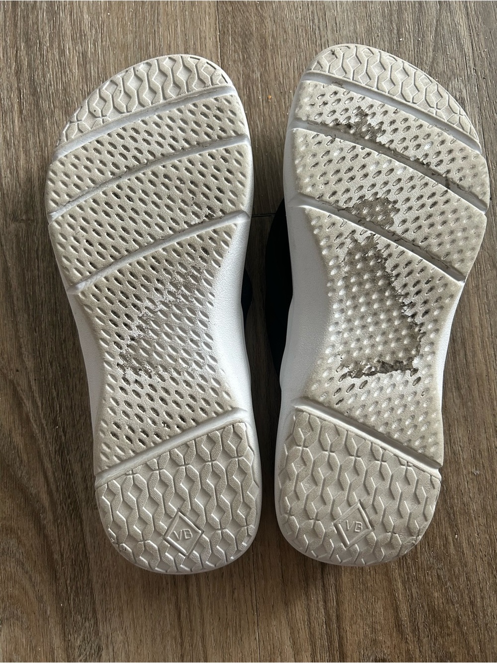 Vera Bradley Black Flip Flop Sandals with cloud foam - Picture 5 of 5